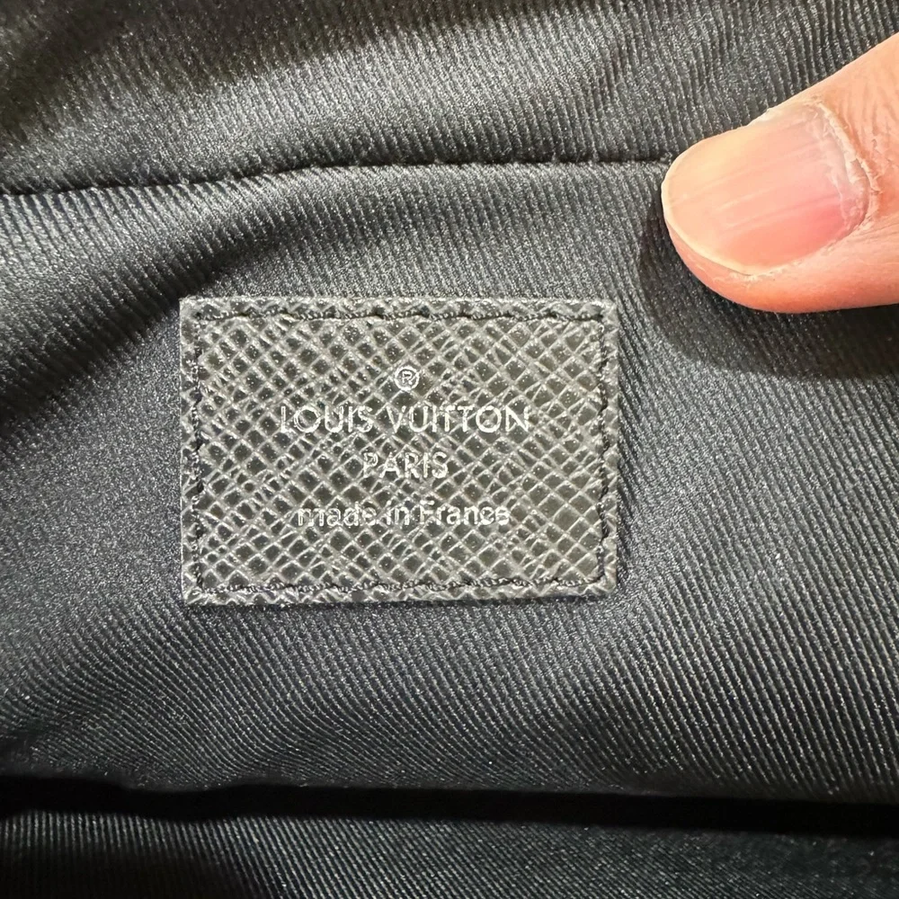 LOUIS VUITTON Taiga Porte-Documents Business MM Ardoise